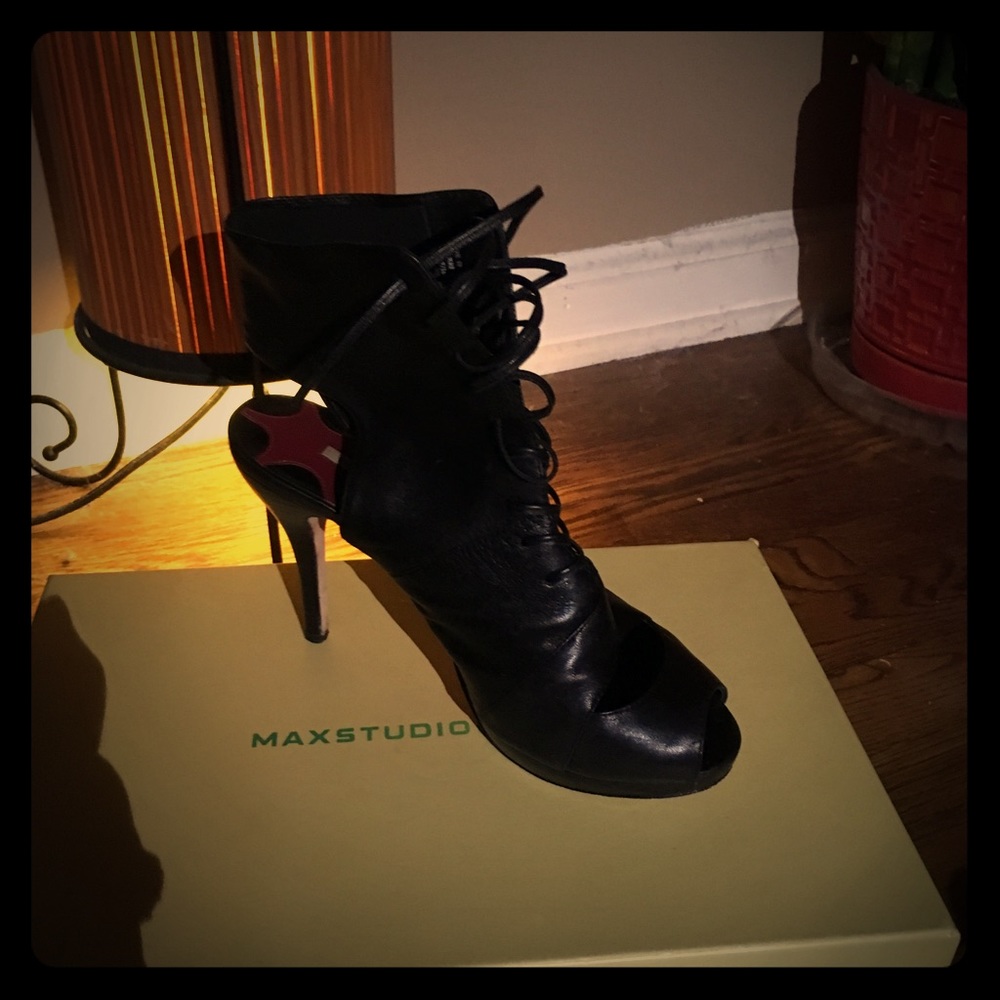 Max studio high heels shoes